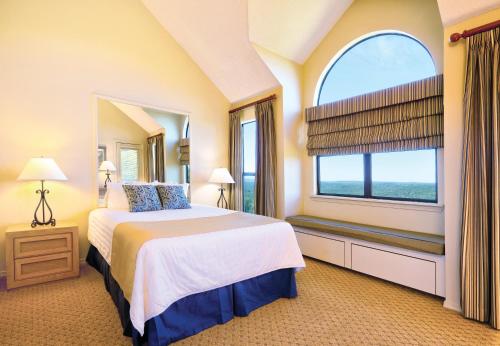 Fairfield BayClub Wyndham Resort at Fairfield Bay的一间卧室设有一张床和一个大窗户