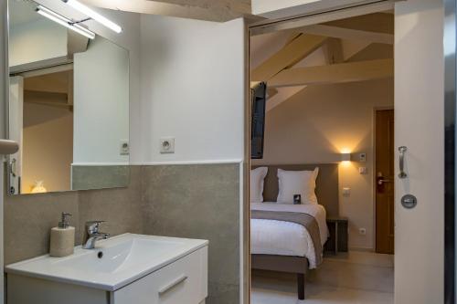 埃佩尔奈吉恩酩悦酒店的一间带水槽的浴室和一张位于客房内的床