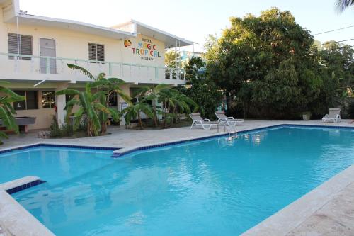 博卡奇卡Hotel Magic Tropical的酒店前方的大型蓝色游泳池