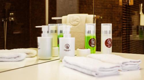 ValdosendeAgrinho Suites & Spa Gerês的浴室柜台配有几瓶肥皂和毛巾