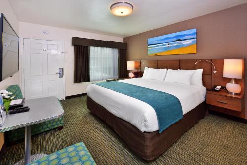 圣地亚哥老城旅馆的酒店客房设有一张大床和一张书桌。