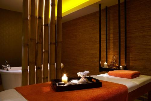 卡斯托里亚利蒙温泉度假酒店的一间卧室配有一张带蜡烛和水槽的床。