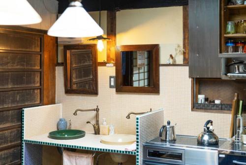 京都鲤屋宾馆的厨房配有水槽和台面