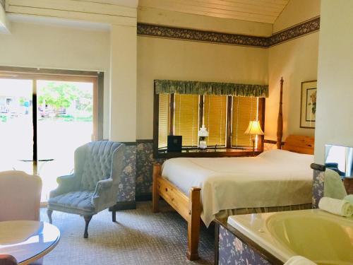 阿夫顿埃弗顿宾馆的酒店客房设有一张床、一个浴缸、一张床和一间浴室。