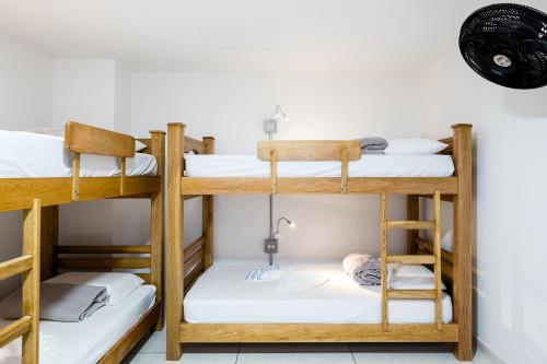 麦德林Medellin Backpacker Hostel的带三张双层床和一盏灯的房间