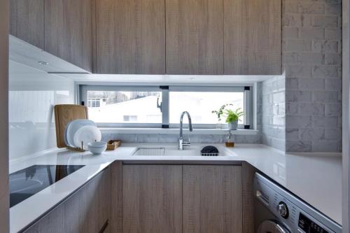 台南RGB府城留宿的厨房设有水槽和窗户。