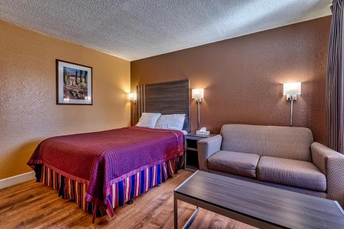 诺加利斯Siesta Motel的酒店客房,配有床和沙发