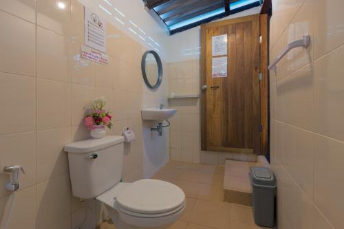 丽贝岛Family Song Koh Lipe的一间带卫生间和水槽的浴室