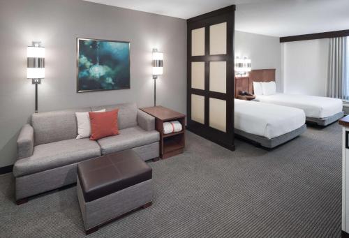 杰克逊维尔杰克逊维尔机场君悦酒店的酒店客房设有一张沙发和一张床
