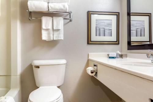 丹佛Rodeway Inn Denver Downtown的浴室设有卫生间、水槽和毛巾