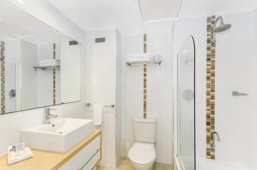汤斯维尔水瓶座海滩酒店的白色的浴室设有卫生间和水槽。