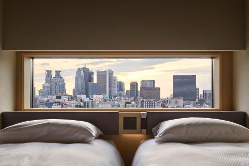 东京ONSEN RYOKAN YUEN SHINJUKU的市景客房 - 带2张床