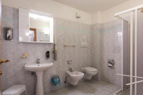 费德拉帕加内拉Hotel El Paso的一间带水槽、卫生间和镜子的浴室