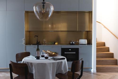 赫尔辛基Bob W Koti Ullanlinna的带桌椅的厨房和带楼梯的厨房