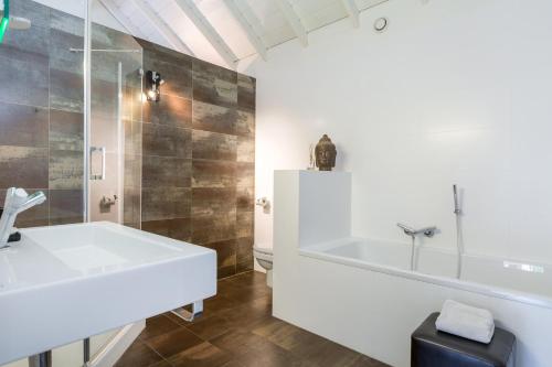 洛特姆Rosa Arvensis的浴室配有白色浴缸和水槽