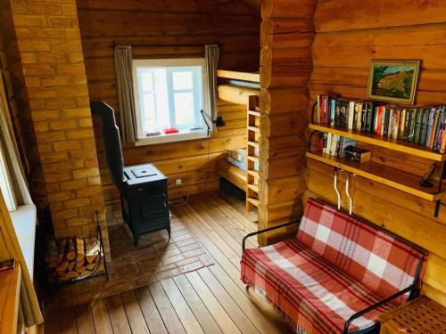 PašekščiaiVila Migla的小木屋内的一个房间,配有沙发和窗户