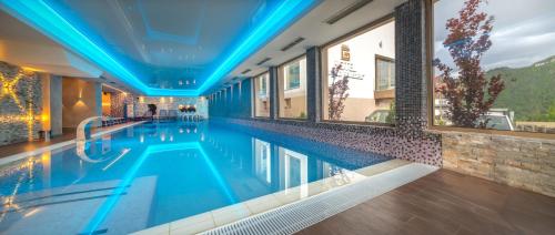 布拉索夫Grand Hotel Belvedere的蓝色天花板的酒店游泳池