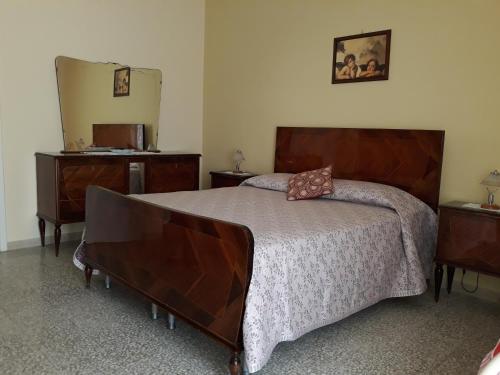 阿莱齐奥Casa vacanze Alezio的一间卧室配有一张大床和两张梳妆台。