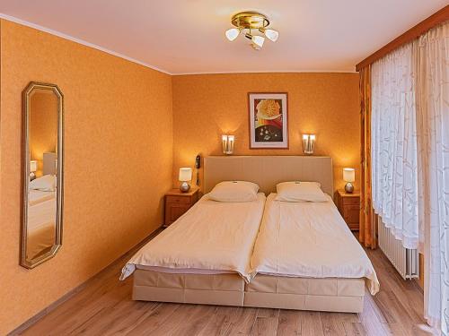 梅尔施卢森堡大公国之家的一间卧室配有一张大床和镜子