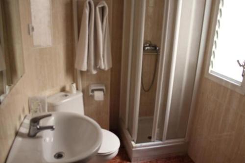 阿尔么丽亚本森美利克诺酒店的一间带水槽、淋浴和卫生间的浴室