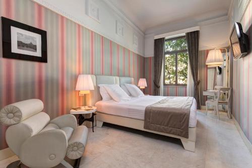 罗马罗马皇宫大酒店的一间卧室配有床、椅子和窗户