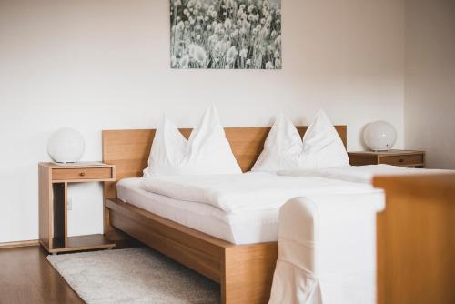 加姆利茨Hohler Appartement Gamlitz的一间卧室配有两张带白色枕头的床