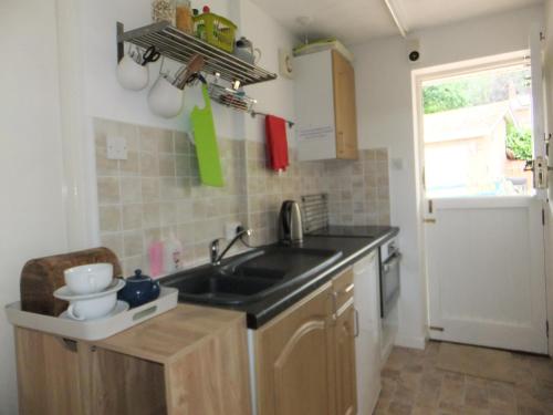 伊普斯威奇Saurden Guest Apartment的厨房配有水槽和台面