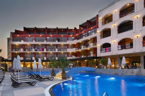 阳光海滩Hotel Nobel Ultra All Inclusive - FREE Beach Access的大楼前设有游泳池的酒店
