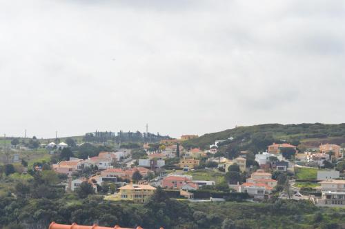 奥埃拉斯Moinho16 - Lisbon Mills的山顶上一座拥有房屋的城镇
