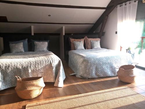 DullinLodge Jack London的卧室配有两张床和两个篮子,位于地板上