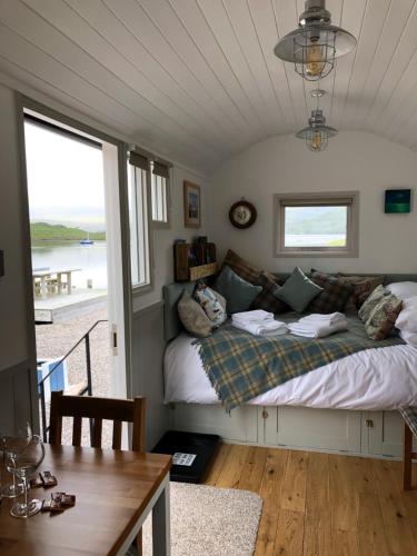 塔伯特Fisherman's Hut的一间卧室设有一张床,享有海景