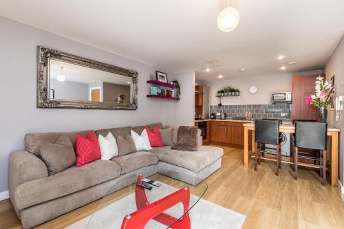 利物浦Host & Stay - York Place Apt的带沙发的客厅和厨房