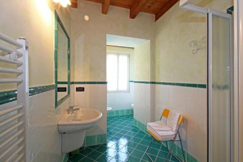 代森扎诺-德尔加达普雷塞列农舍乡村民宿的一间带水槽、卫生间和淋浴的浴室