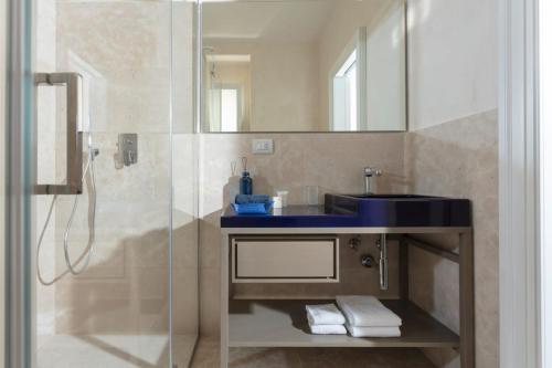特拉尼Dimore Marinare的一间带水槽和淋浴的浴室