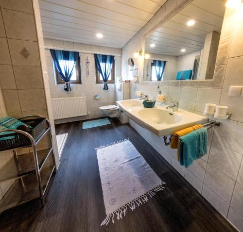 朗根费尔德库皮瑞宾馆的一间带水槽和卫生间的浴室
