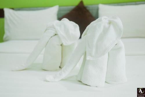 Ban Chomphu阿莱克旅馆的床上有两条白色毛巾