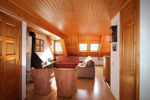 GessaDulce y luminoso ap en Gessa的小屋内的客厅设有木制天花板