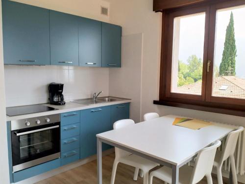 Appartamenti Garda il lago的厨房或小厨房