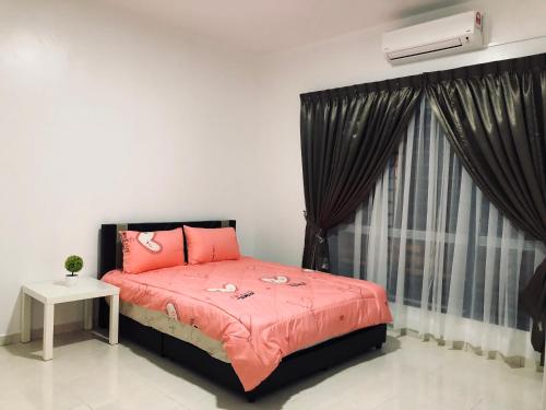 瓜拉雪兰戈Family homestay的一间卧室配有一张带粉色床单的床和一扇窗户。