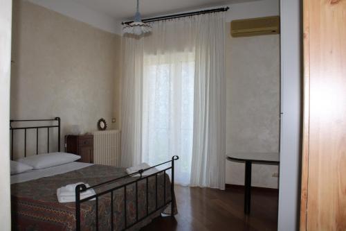 鲁蒂利亚诺DueElle的一间卧室设有一张床和一个窗口