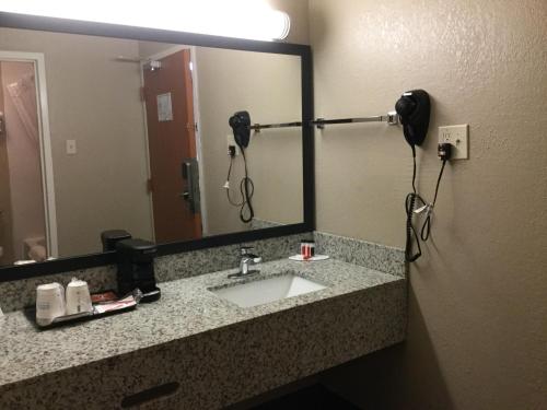 南荷兰郝兰德酒店的一间带水槽和镜子的浴室