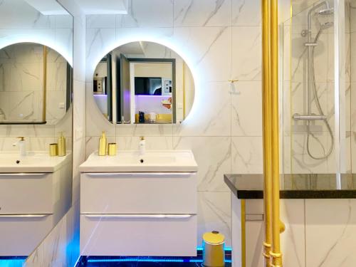 斯特拉斯堡LİFE İNCİTY - Petite France By Life Renaissance的白色的浴室设有水槽和镜子