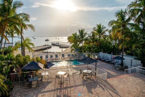 基拉戈凯拉戈湾畔旅馆的享有游泳池和棕榈树海滩的景色