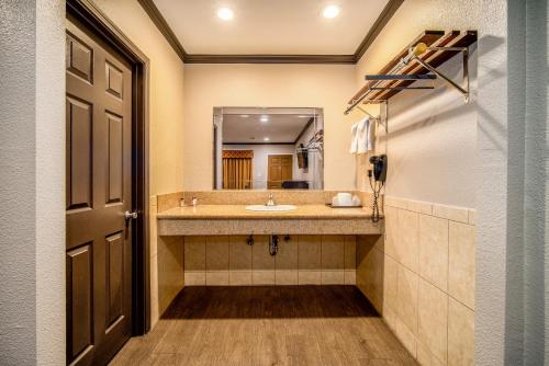 蒙罗维亚橡树园汽车旅馆的一间带水槽和镜子的浴室