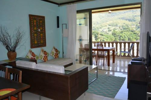 昂斯布瓦洛Seychelles的客厅配有沙发和桌子