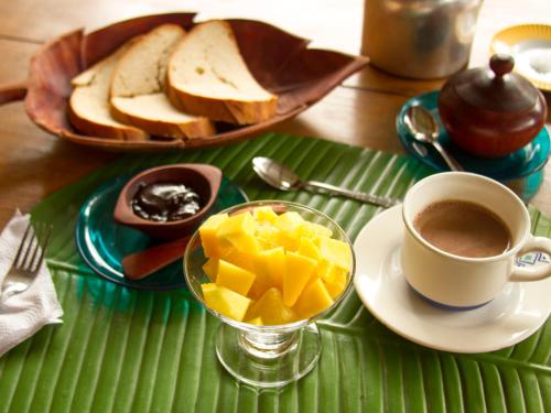 莱蒂西亚La Ceiba, Amazonas的绿色托盘,包括一杯咖啡和一盘面包