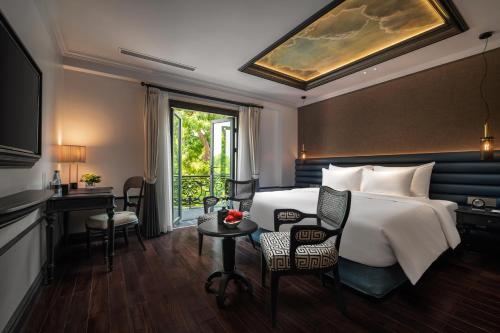河内La Sinfonía del Rey Hotel & Spa的酒店客房设有一张床和一个阳台。