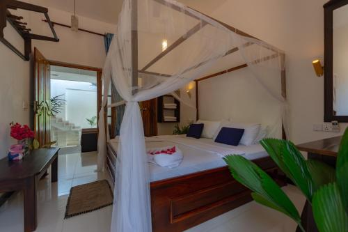 阿鲁甘湾Popoyo Surf Resort的一间卧室配有一张带天蓬的床
