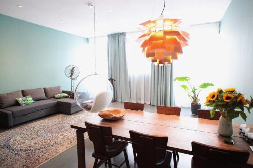 阿姆斯特丹Private Studio - FREE PARKING的客厅配有木桌和沙发