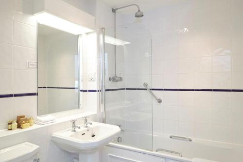 文特诺皇家酒店的白色的浴室设有水槽和淋浴。